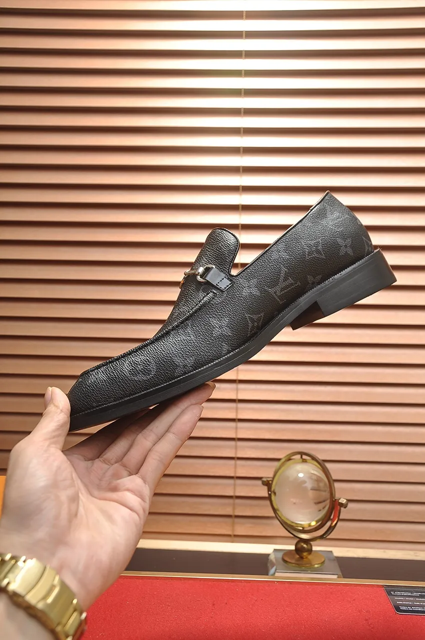 Men's men's shoes 💰460💶 [LV] (all high-end sheep lining) 🍀LV's latest genuine leather business suit shoes are launched simultaneously on the official website. The first-layer cowhide imported from Italy is made of heavy gold, 💥official website 1:1 rubber outsole. Versatile to wear, high-end without losing class, and the color combination is extraordinary. This four-season style is alluring when worn on your feet, showing off your big-name flair. Standard code 38-45 (45 customized)